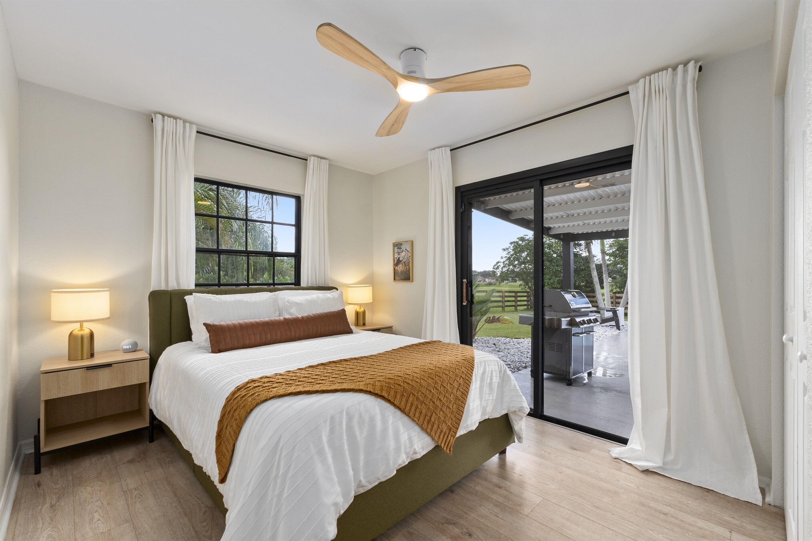 3 slaapkamers, een bureau, een strijkplank/strijkijzer, reisbedje