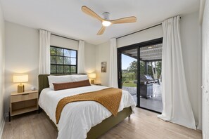 3 chambres, bureau, fer et planche à repasser, lit parapluie