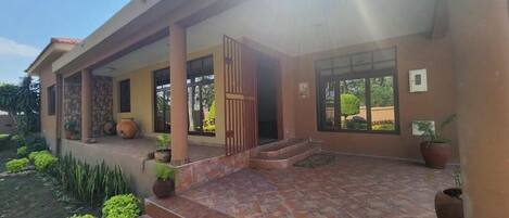 المنشأة من الخارج