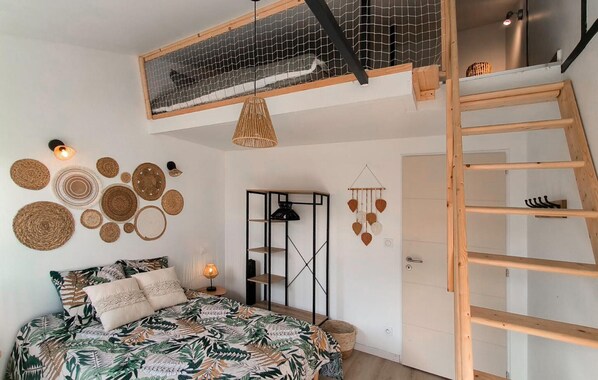 2 bedrooms, travel cot, free WiFi