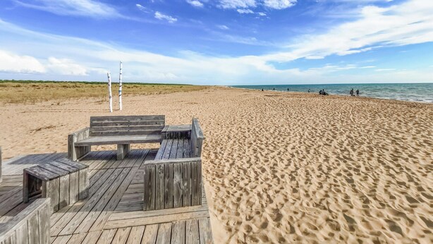 A wooden deck with benches overlooking a sandy beach and the ocean. - 2 bedroom stunning home in L'Aiguillon la Presqu' (L'Aiguillon la Presqu')