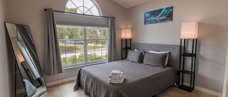 4 多间卧室、熨斗/熨衣板、旅行婴儿床、WiFi