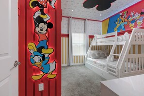 5 habitaciones, tabla de planchar con plancha, cuna de viaje y wifi 