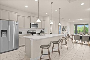 Kjøleskap, mikrobølgeovn, ovn og kokeplater