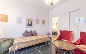 2 bedrooms, iron/ironing board, free WiFi