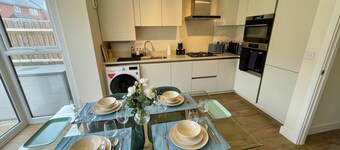 3-Bedroom Luxury Stay With FREE Parking