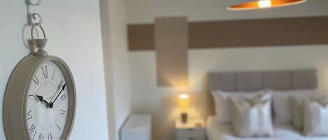 3 bedrooms, iron/ironing board, internet, bed sheets