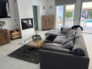 Smart TV, fireplace