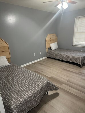 3 slaapkamers, een strijkplank/strijkijzer, wifi, beddengoed