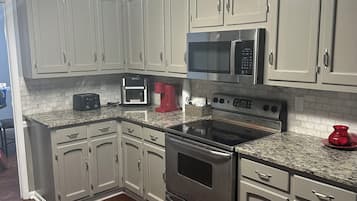 Frigorífico, microondas, placa de cocina y lavavajillas