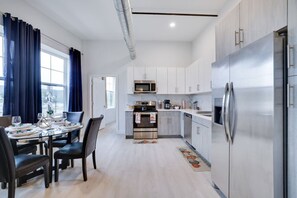 Réfrigérateur, micro-ondes, lave-vaisselle, cafetière/bouilloire