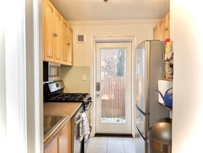 Fridge, microwave, oven, stovetop - Luxurious 3-Level Home Minutes from Washington D.C. (Arlington)