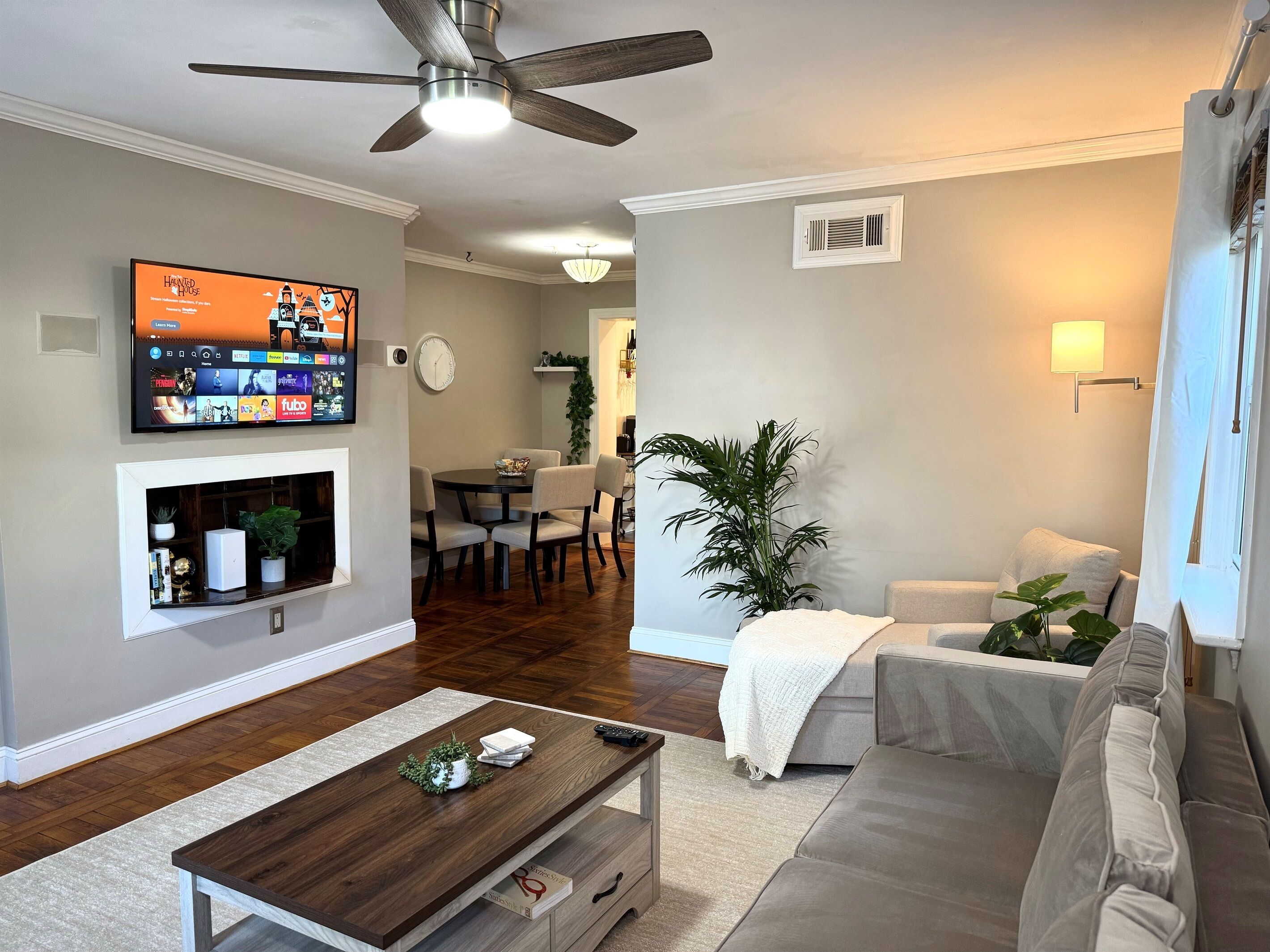 智能電視、壁爐、書籍、 辦公室