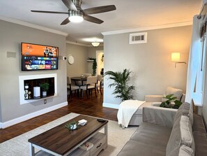 Smart TV, fireplace, books, offices - Luxurious 3-Level Home Minutes from Washington D.C. (Arlington)