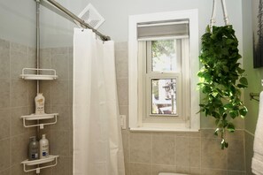 吹风机、毛巾、肥皂、卫生纸