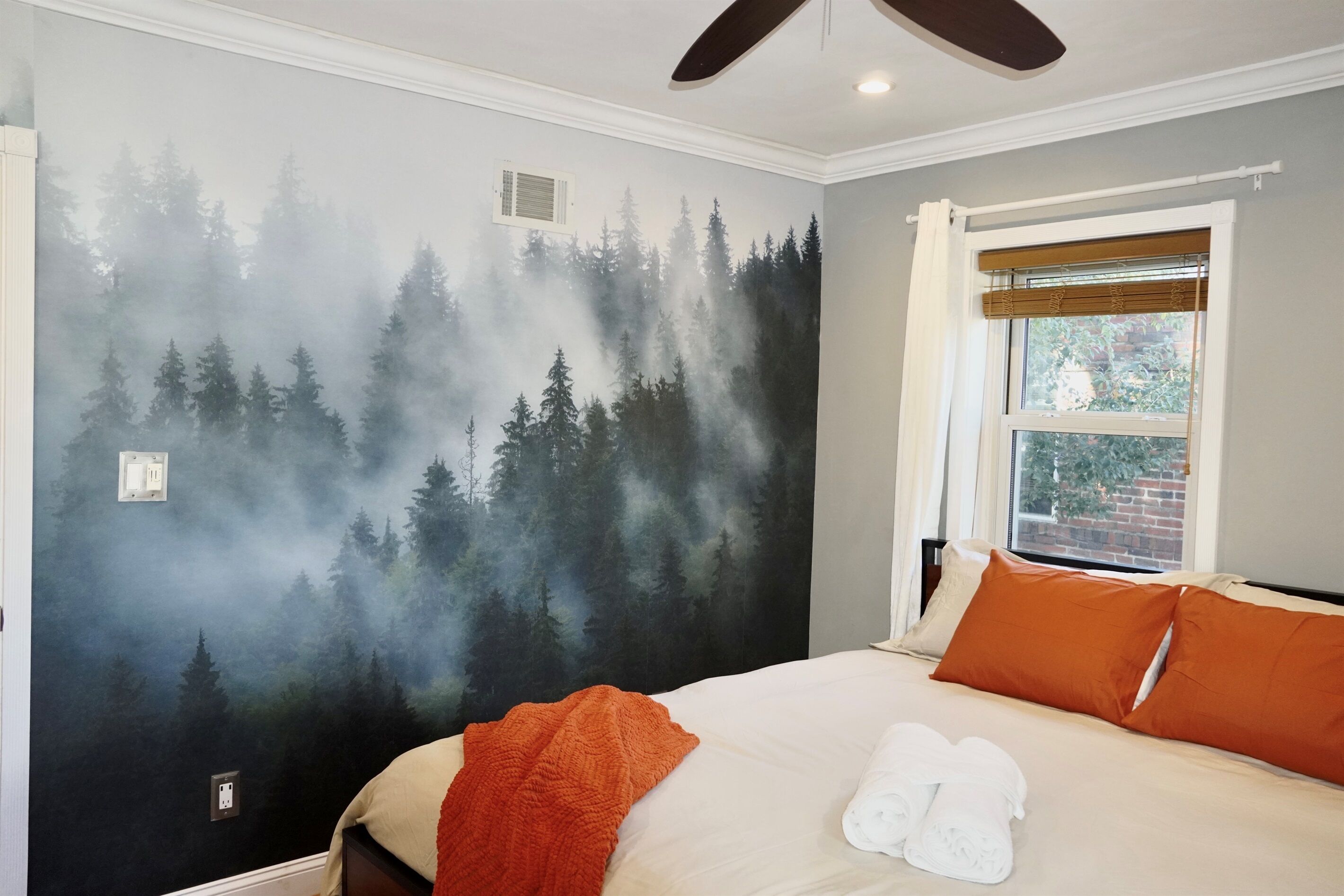 3 bedrooms, desk, iron/ironing board, travel crib