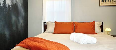 4 bedrooms, desk, iron/ironing board, WiFi