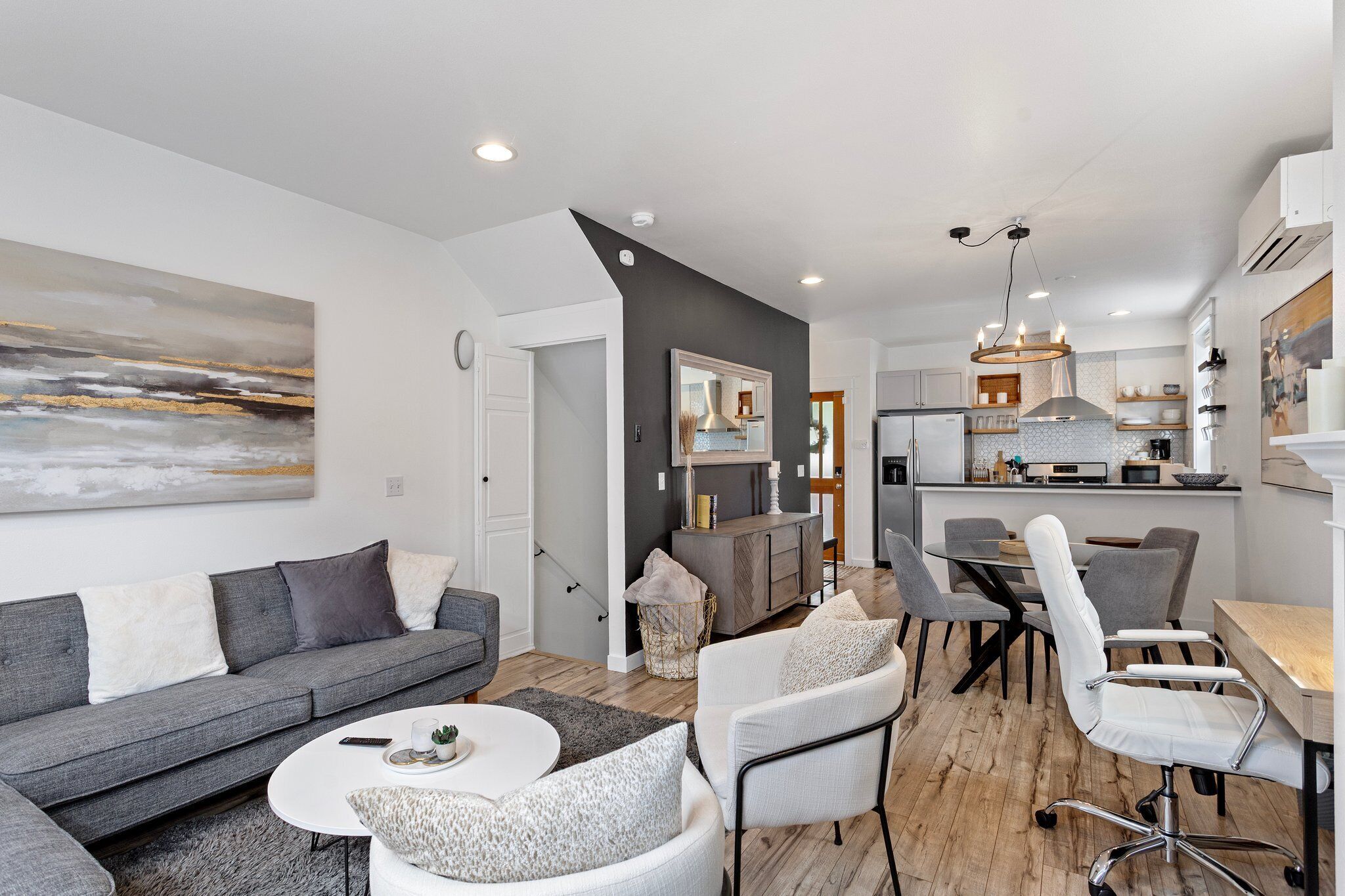 智能电视、壁炉、书、电脑显示器