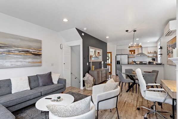 スマートテレビ、暖炉、書庫、PC モニター