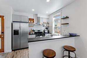 冷蔵庫、電子レンジ、オーブン、コンロ