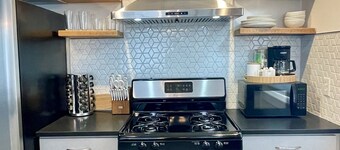 Lux Modern Townhome – Parking + Patio + Pets  Easy Seattle FIFA World Cup Access