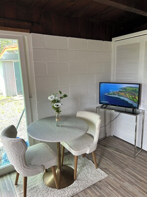 Dining - Cozy studio in charming Pāhoa with free private parking (Pāhoa)