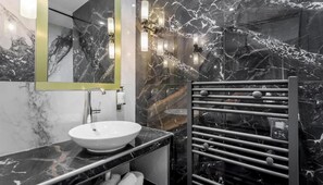 Dusj, hårføner, håndklær og såpe