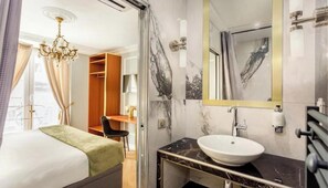 Douche, séchoir à cheveux, serviettes fournies, savon