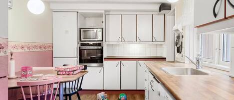 Réfrigérateur, plaque de cuisson, lave-vaisselle, cafetière/bouilloire