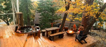 Walk to Bear Mountain-Rustic 3bd sleeps 9 Hot Tub and Fire Pit~0.2 Miles to Bear Mountain