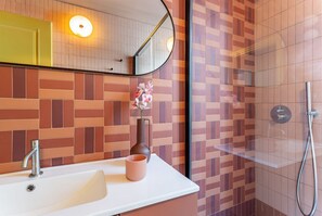 Bruser, hårtørrer, bidet