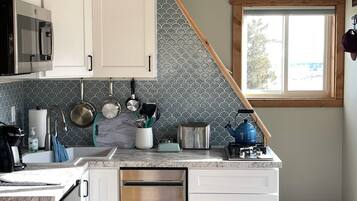 Réfrigérateur, micro-ondes, plaque de cuisson, lave-vaisselle