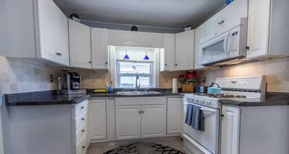 Graham and Kay's UIndy Cottage. 3 bedrooms, 10 min from downtown.