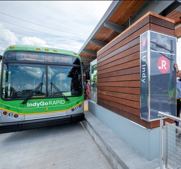 Property grounds - Graham and Kay's UIndy Cottage. 3 bedrooms, 10 min from downtown. (Indianapolis)