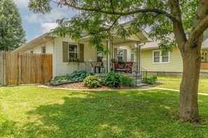 Exterior - Graham and Kay's UIndy Cottage. 3 bedrooms, 10 min from downtown. (Indianapolis)