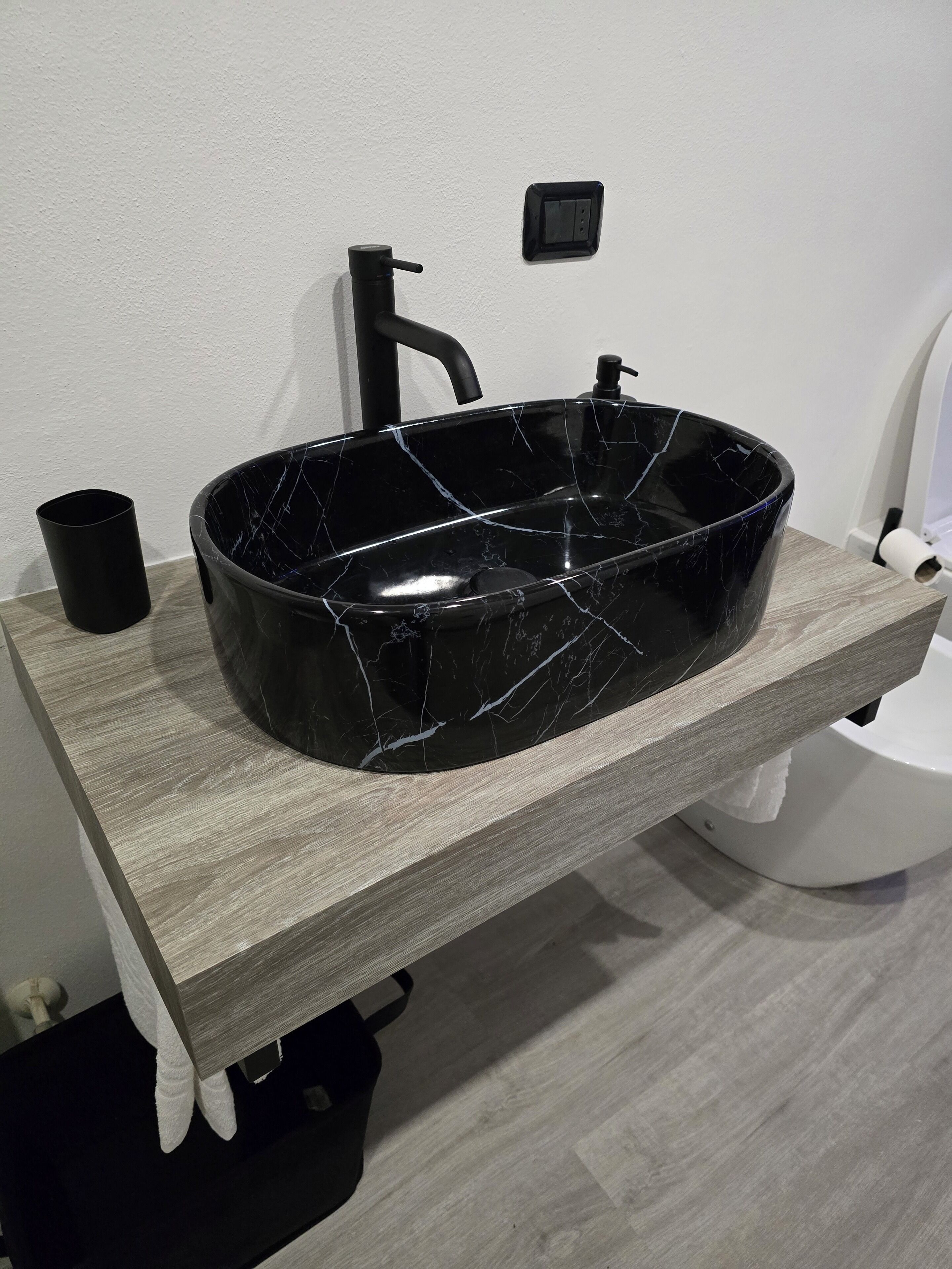 Shower, jetted tub, bidet, towels