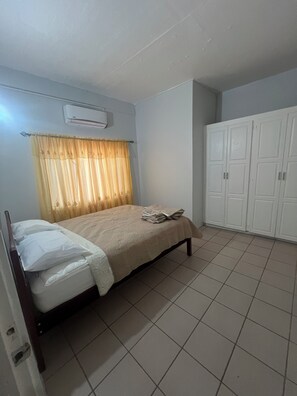 2 habitaciones, tabla de planchar con plancha, wifi y ropa de cama 