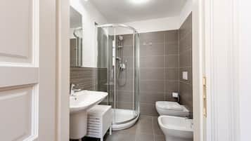Doccia, asciugacapelli, bidet, asciugamani