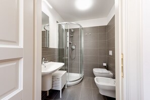 Dusche, Haartrockner, Bidet, Handtücher
