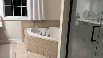 按摩浴缸、吹风机、毛巾、肥皂