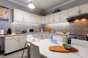 Fridge, microwave, oven, stovetop - Apart. with 4 suites, 10 people with saltwater pool and barbecue in the Algarve (Quarteira)