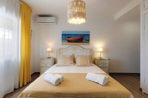 4 bedrooms, in-room safe, iron/ironing board, travel cot - Apart. with 4 suites, 10 people with saltwater pool and barbecue in the Algarve (Quarteira)