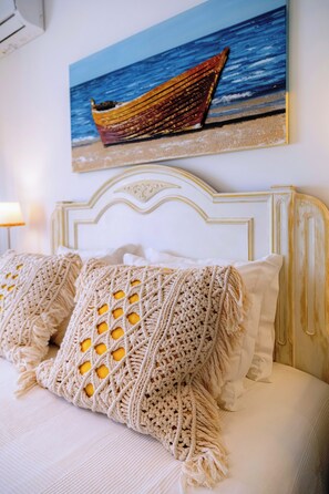 4 bedrooms, in-room safe, iron/ironing board, travel cot - Apart. with 4 suites, 10 people with saltwater pool and barbecue in the Algarve (Quarteira)