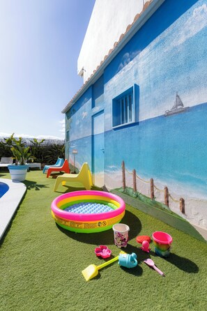 Children’s area - Apart. with 4 suites, 10 people with saltwater pool and barbecue in the Algarve (Quarteira)