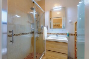 Douche, séchoir à cheveux, serviettes fournies, shampooing