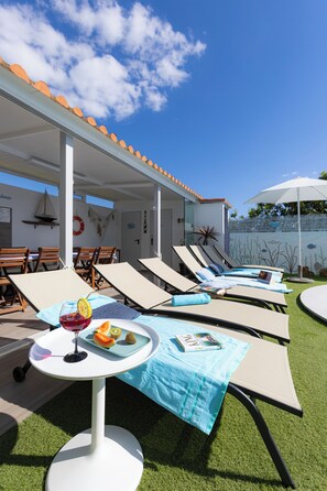 Outdoor dining - Apart. with 4 suites, 10 people with saltwater pool and barbecue in the Algarve (Quarteira)