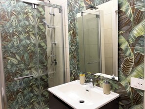 Deluxe Room, Non Smoking, Private Bathroom | Bathroom | Shower, hair dryer, towels, soap - Aura apartments  (Naples)