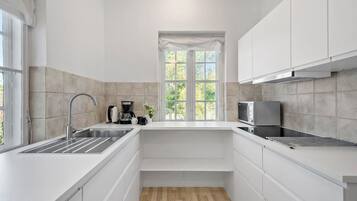 Fridge, stovetop, coffee/tea maker