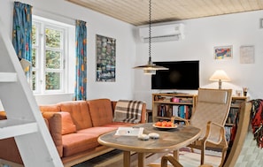 TV, fireplace - Awesome home in Jelling with WiFi (Jelling)