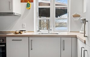 Réfrigérateur, surface de cuisson, cafetière-théière